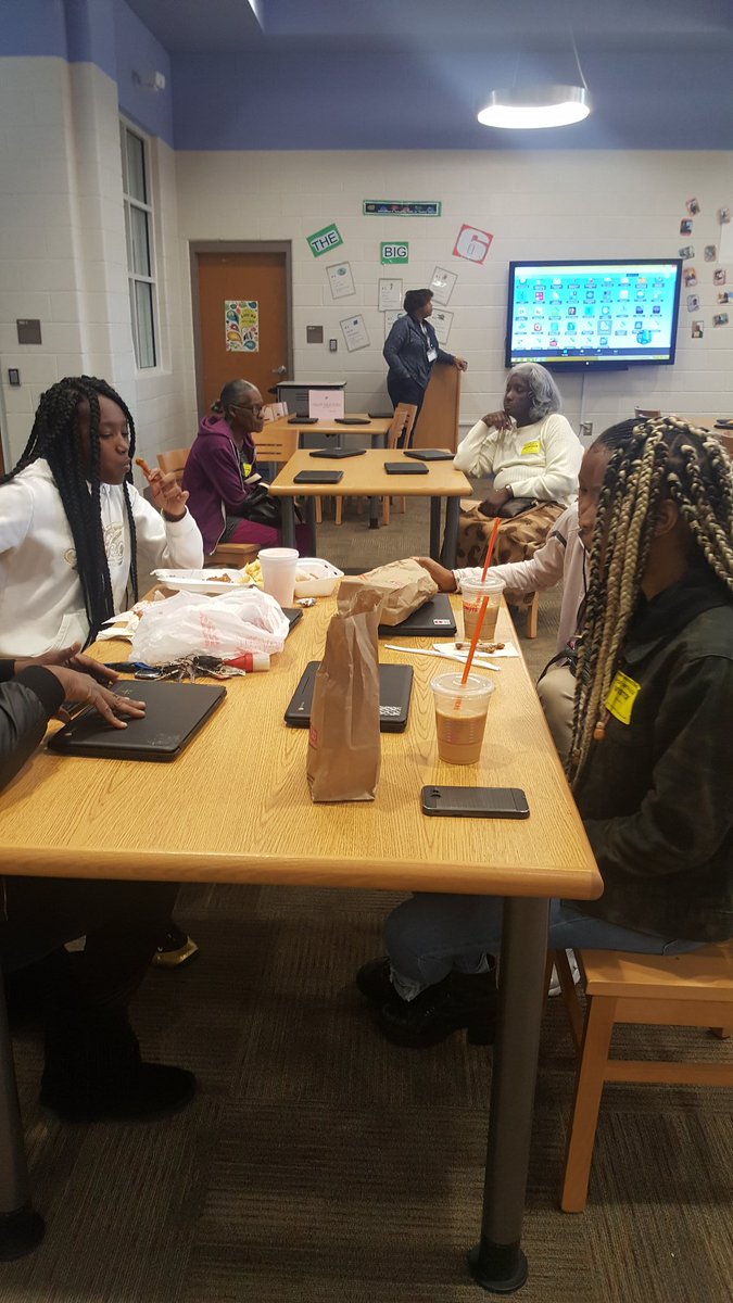 BMS_Parents's tweet photo. Happening now @APSBrown Reading Lunch and Learn with parents and thier students. 6th,7th & 8th graders facilitated by Mrs. Bivins
@TiaunaTcrooms @AssocSupBrown @apsupdate #NationalParentInvolvementMonth https://t.co/p9oJeoHtOt
