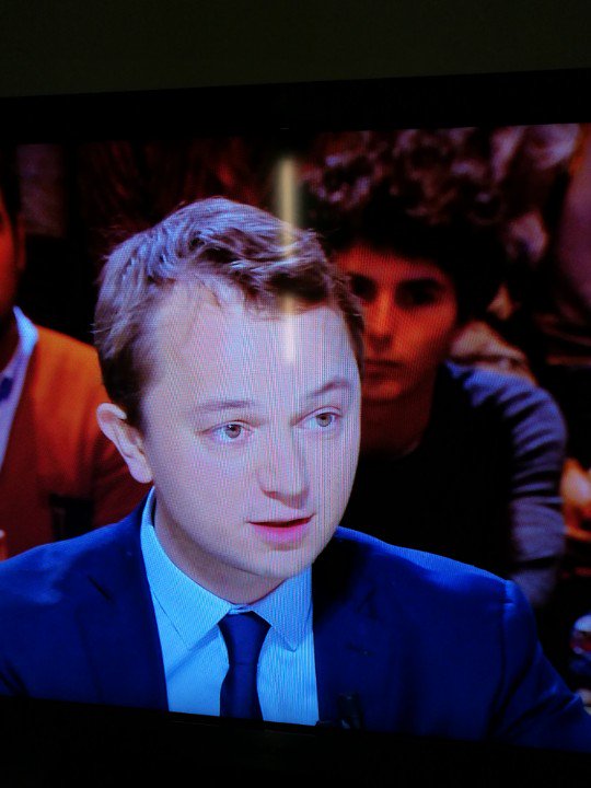 Cavi_on's tweet photo. @Qofficiel c'est moi ou c'est le frère de #vald ? https://t.co/4Cl5fUEwGU