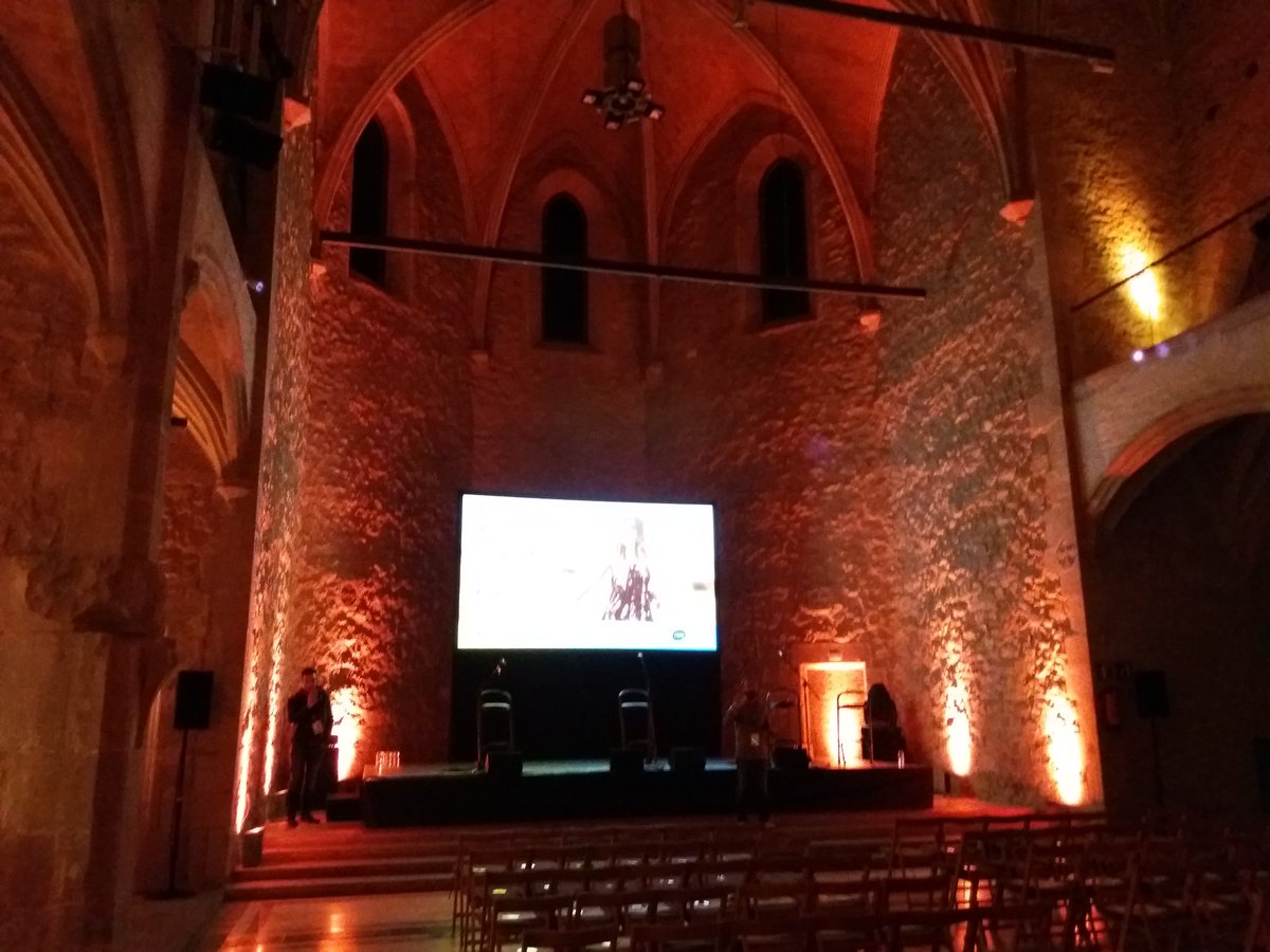 TMB_Barcelona's tweet photo. Tot a punt per celebrar amb @RozalenMusic i @andreucasanova1 l'aniversari del #JoTMBe. Si no has aconseguit la teva invitació t'anirem fent petits tastets al nostre facebook. https://t.co/FyU1gKGoGj