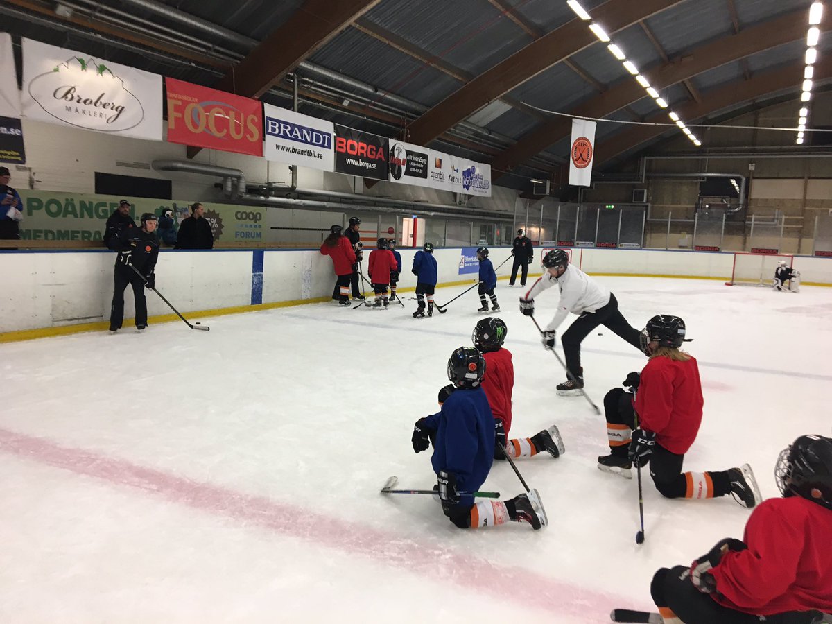 Temat var skott och feedback på kvällens Föreningsbesök hos Skara IK🏒
#hockeykonsulenterna