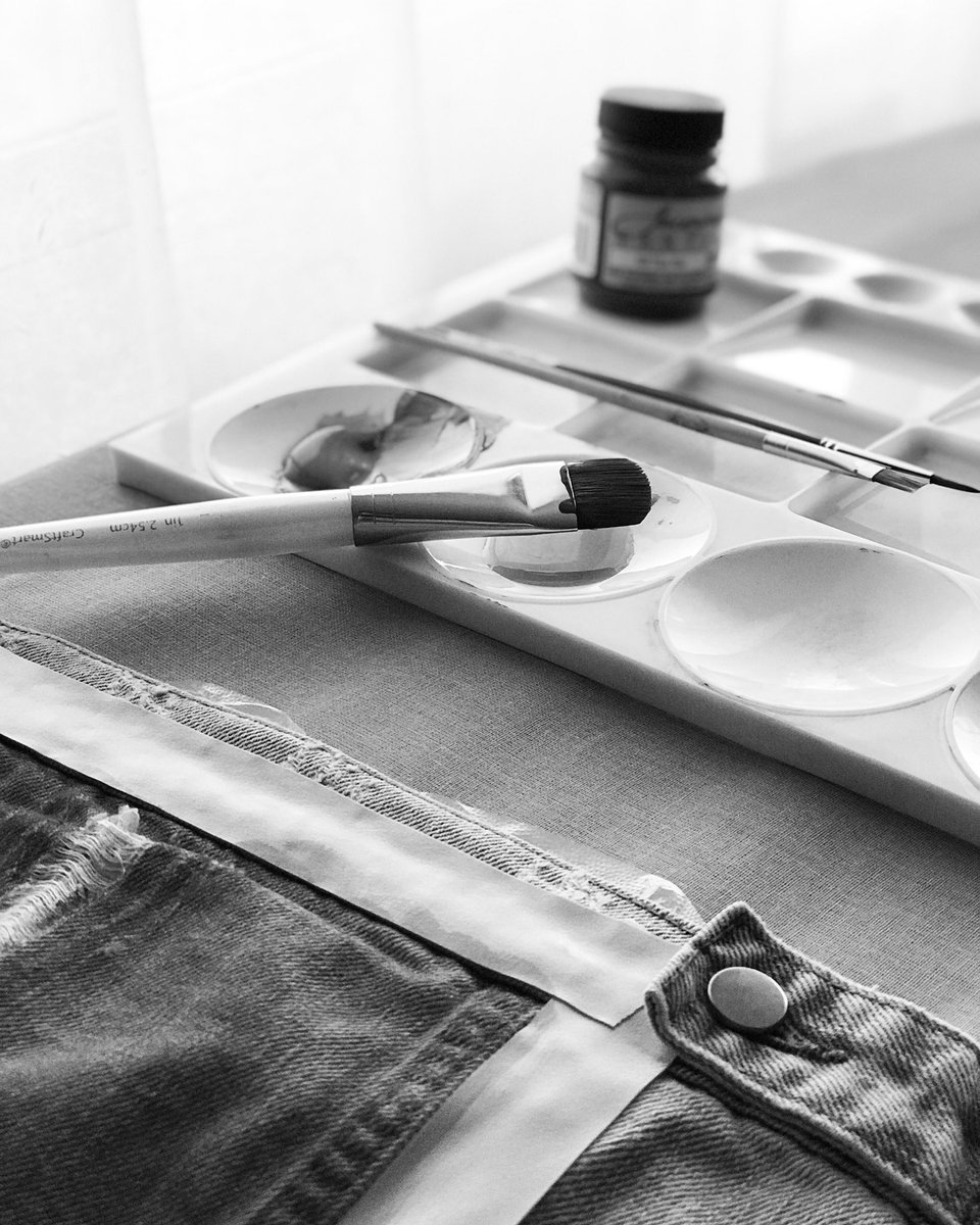 uniquely_bound_'s tweet photo. Creating my own reality #DenimJackets #CustomDesign #painting https://t.co/GykFtJI8qK