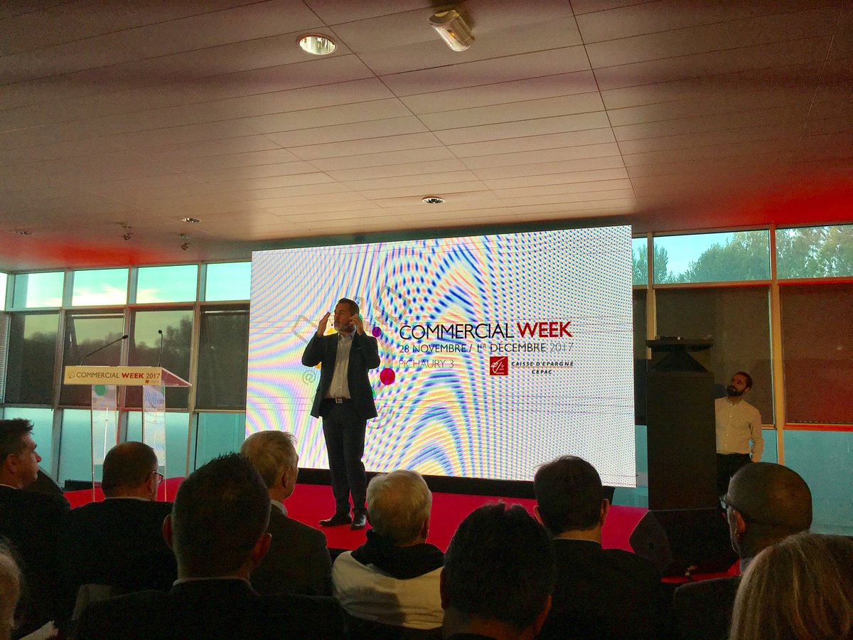 nat_schreiber's tweet photo. Conclusion de la 1ere journée de la #commercialweek par Sébastien Didier. "L'agence collaborative est notre réponse à la banque en ligne ". Bravo aux équipes de la CEPAC ! @SebDidier13 @CE_CEPAC https://t.co/9DPrkmZRU3