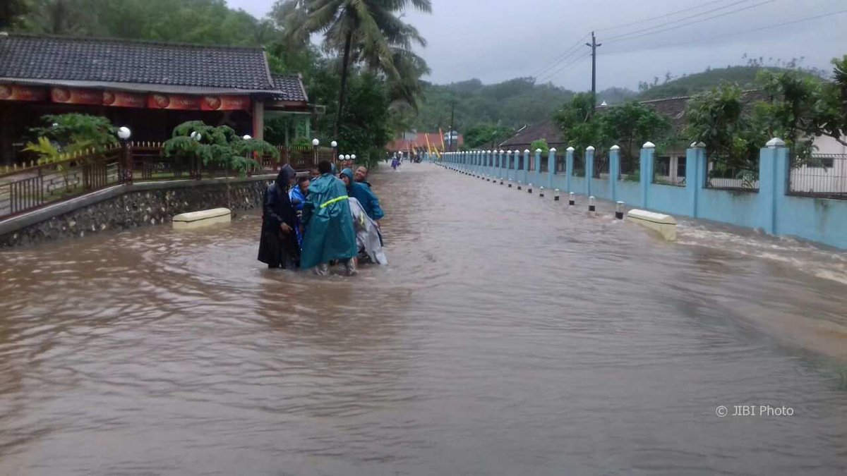 BADAI CEMPAKA : Seorang Warga di Gunungkidul Hilang Terbawa Arus Sungai, Ratusan Mengungsi m.harianjogja.com/baca/2017/11/2…