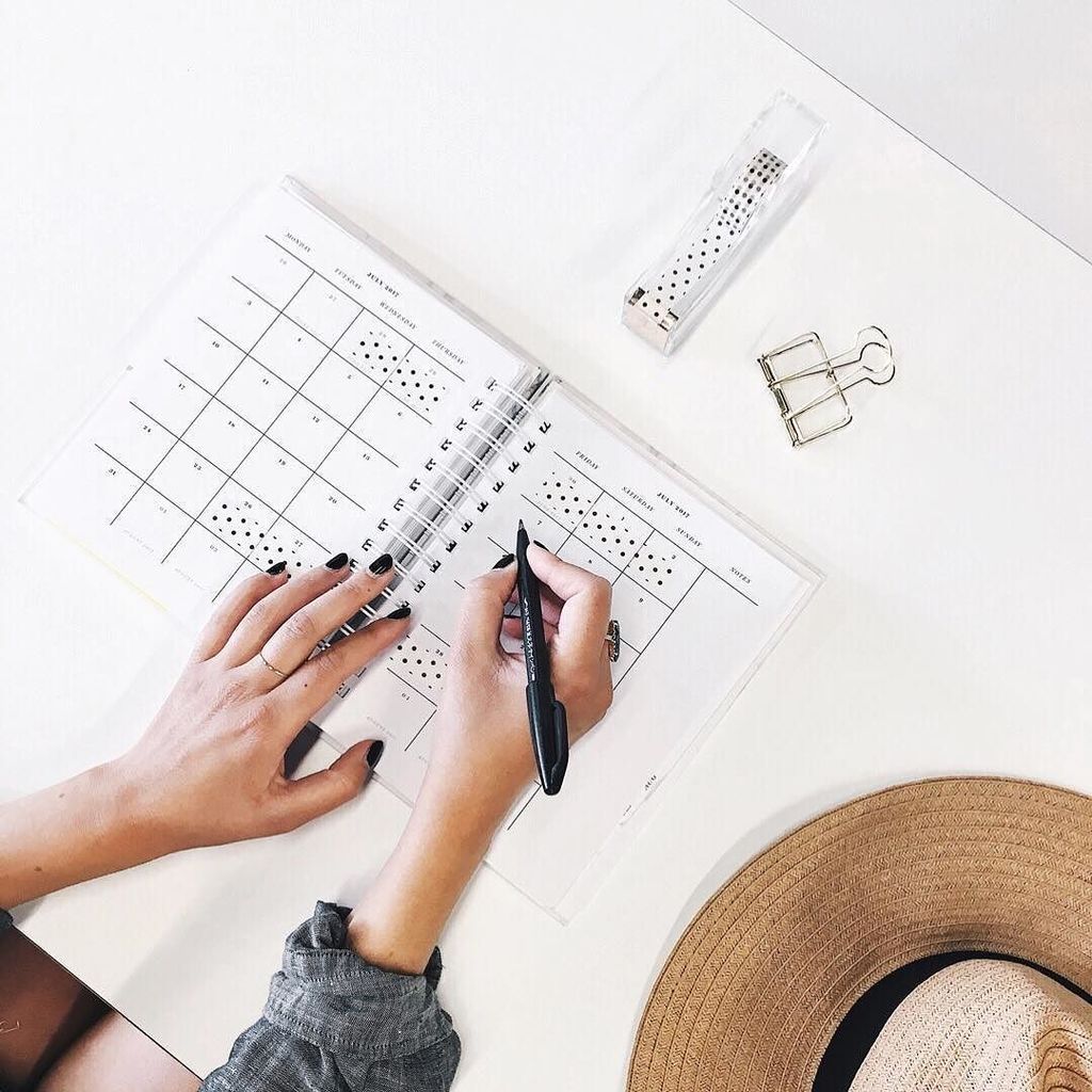 t_kelley's tweet photo. Double tap if you've already started making plans and resolutions for 2018! 👆 💕  The goal setting is definitely in full force here at TKD Co., and we're dreaming big!

#girlboss #beingboss #creativeentrepreneur #mycreativebiz #thatsdarling #thedarlingmovement #calledtobecrea… https://t.co/q3WERcJX36