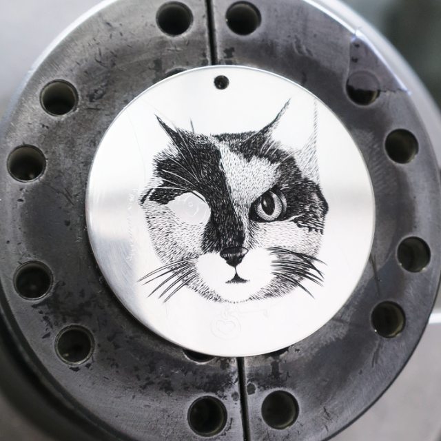 londonengraver's tweet photo. This is Belle 🐱 and the start of her portrait which I recently completed. It is engraved by hand on a handmade 32mm sterling silver pendant. 
More shots to follow!
#londonengraver #petportrait #catportrait #masterhandengraver #mastercraftsman #instaj… https://t.co/S0gwQz1Rr0 https://t.co/NwIx04sFGx