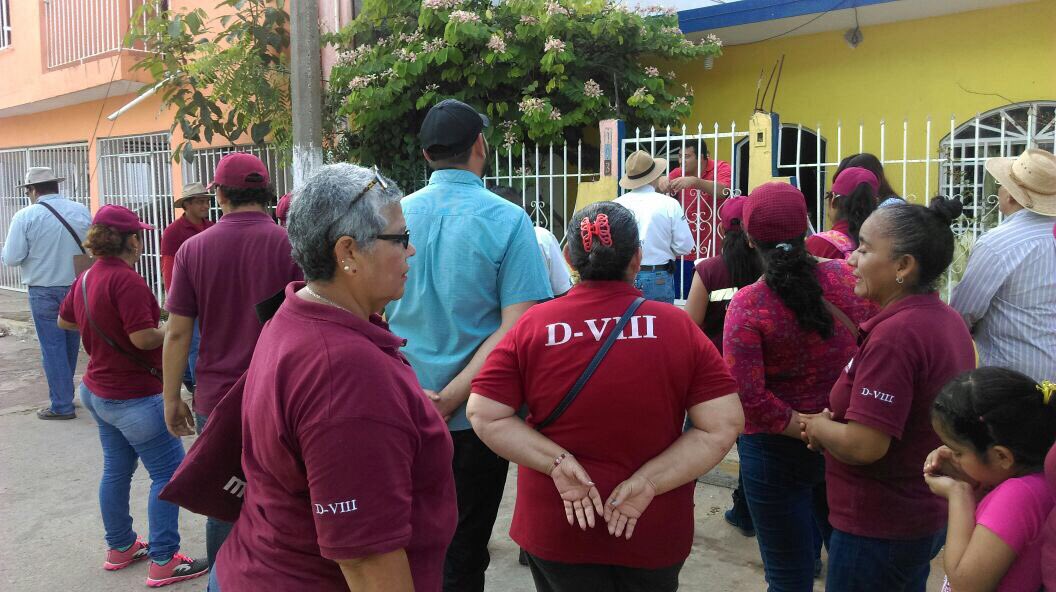MorenaAMLOTab's tweet photo. Afiliando casa por casa en el dist 8 @EvaristoHdzCruz  @brunilda_del  @FrasRM @ActMil @Diegoahj @xevtfm @joxisa @SpamerPaullette @PacoGarciaMoren @XEVATabasco @ChontalpaDiario @ndetabasco @AztecaTabasco @lopezobrador_ @yeidckol @RegeneracionMx @froylanyescas @radioamlo https://t.co/M5Zhhpa6XS