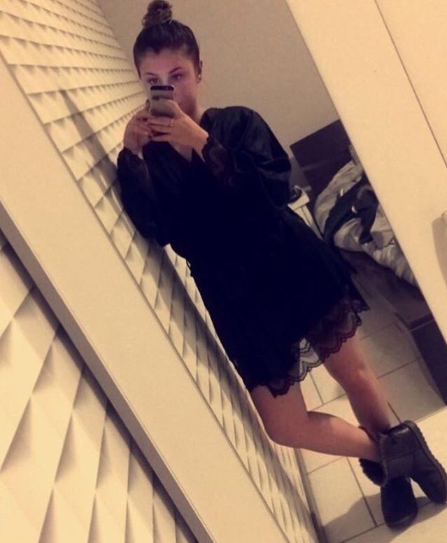 Manon64525473's tweet photo. 👗 https://t.co/AgVQKYl3JT