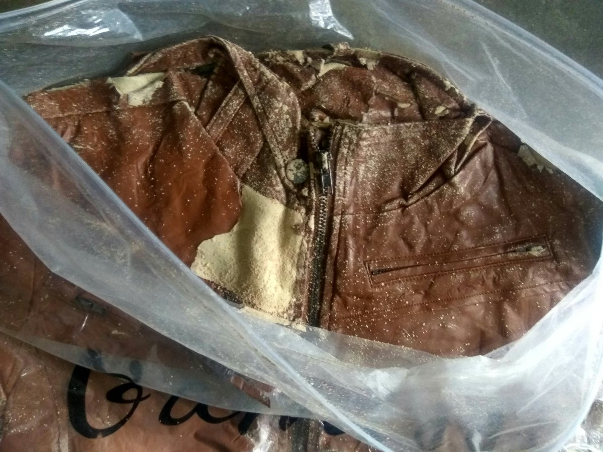 barik_vicky's tweet photo. @Paytmcare @vijayshekhar   Received this damaged jacket today that was not expected..Really disappointing..
Order id-4127099590 https://t.co/JU6BjulqW4