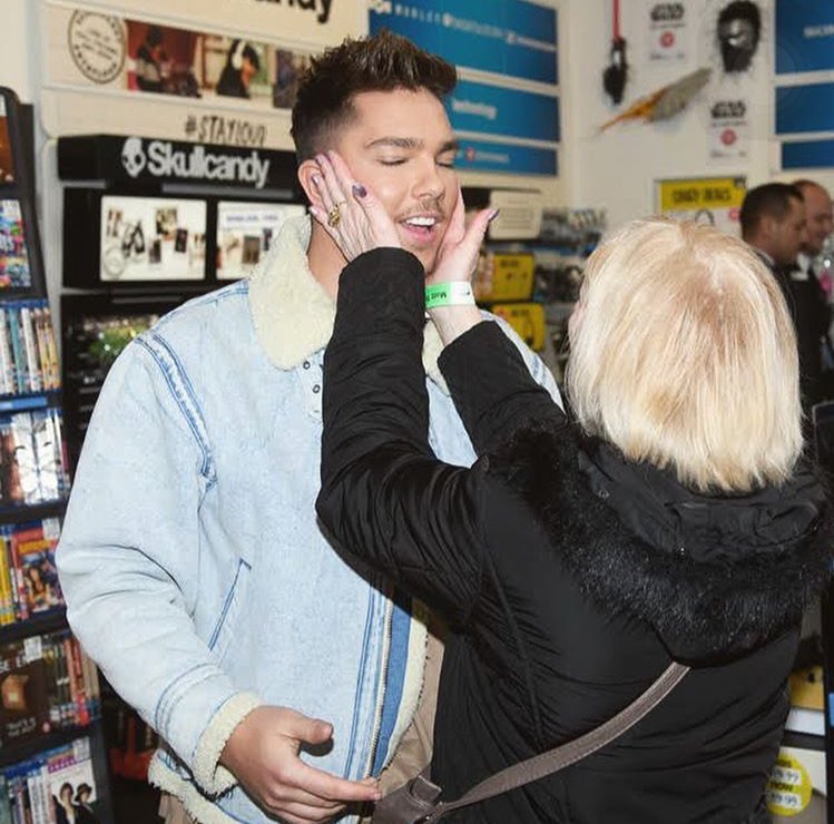 teddyupdatez's tweet photo. Matt at his Bromley CD signing yesterday https://t.co/k4mZ8mLCZg