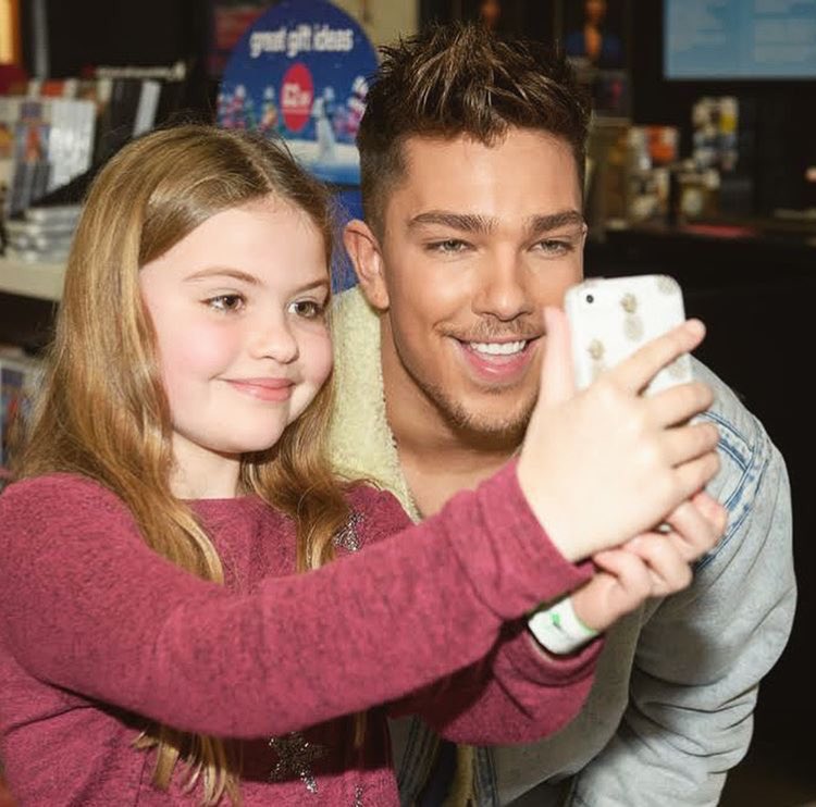 teddyupdatez's tweet photo. Matt at his Bromley CD signing yesterday https://t.co/k4mZ8mLCZg