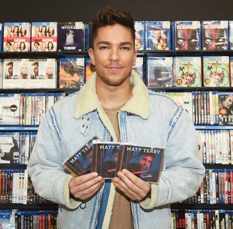 teddyupdatez's tweet photo. Matt at his Bromley CD signing yesterday https://t.co/k4mZ8mLCZg