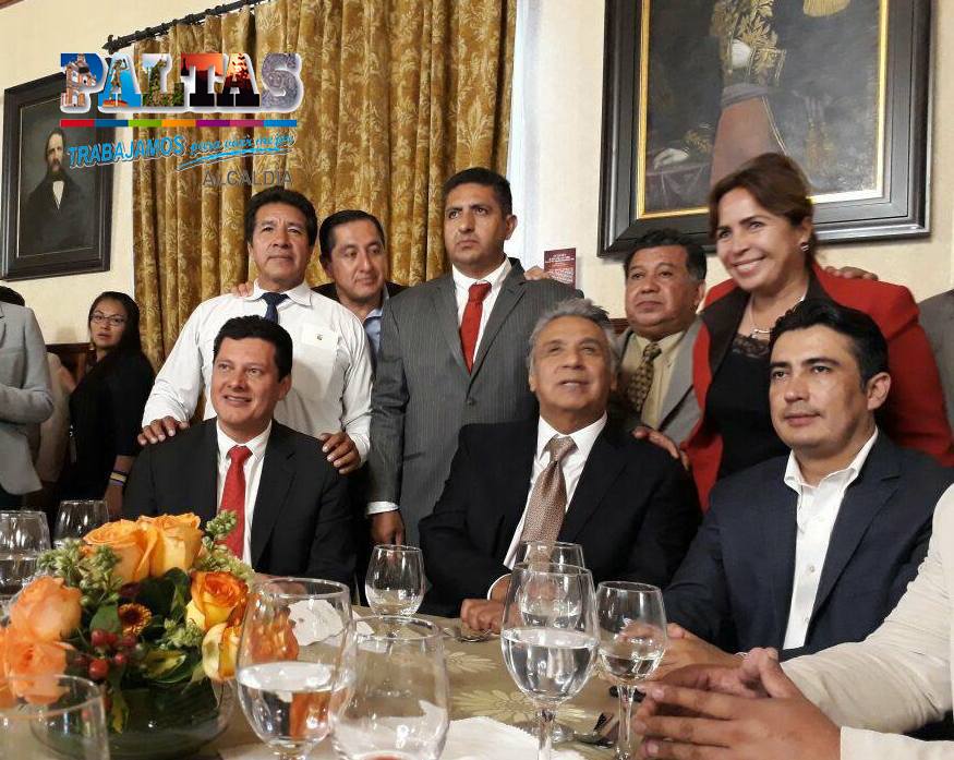 EL #Agua un derecho y una #lucha constante
En esta ocasión, hizo la entrega de los "Estudios definitivos del Agua Potable para la ciudad de Catacocha y 14 barrios aledaños" con la finalidad de gestionar el financiamiento total de este anhelado proyecto de todos los Paltenses.