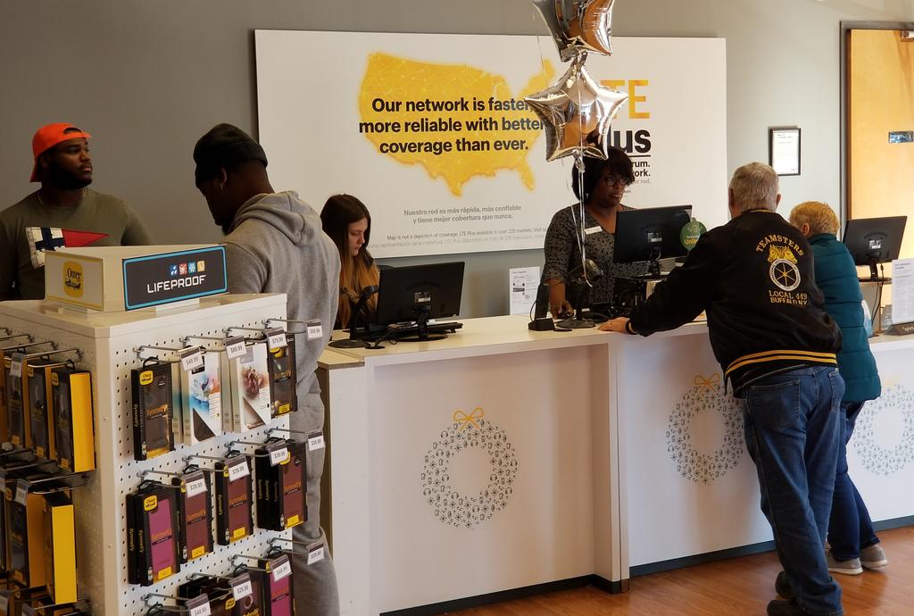 MichaelMiess1's tweet image. Angela and the Maycom Monroe store already has over 100 CL lines this month! #SellingMachine #Teamwork @jajones83 @MayComWireless @sgonyer12 @MFLOYD74 @IAE_Bill_Sprint