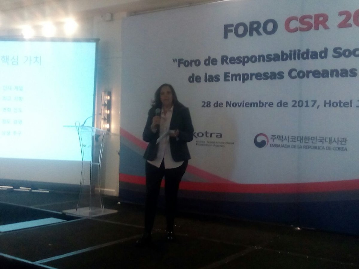 Corresponsables's tweet photo. "Necesitamos educación digital para conectar con las nuevas tecnologias" Claudia Contreras, directora de Mercadotecnia @SamsungMexico #CorrMéxico Foro #CSR2017 https://t.co/fNXsjmAVFa