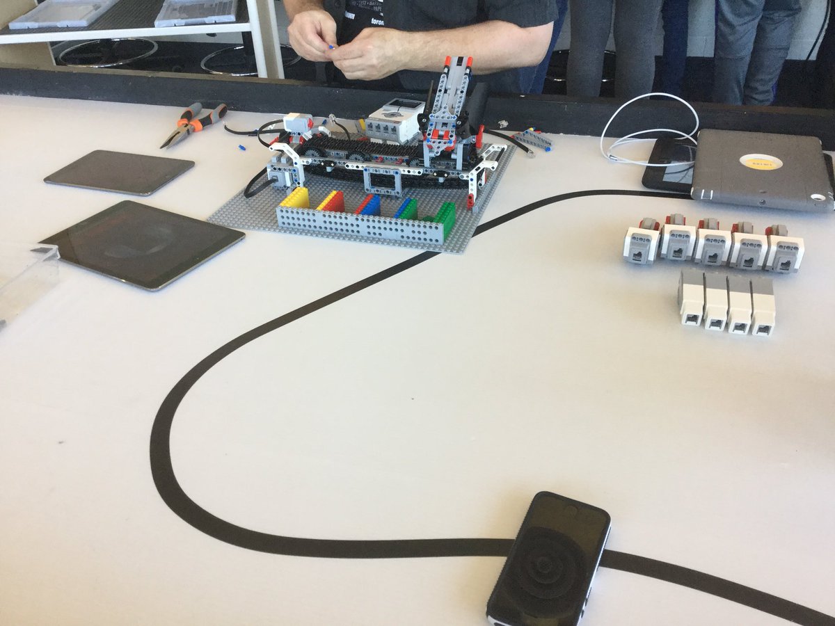 mlchadha's tweet photo. We are building a colour sorter as a prototype of a machine that sorts types of garbage and disposes it appropriately. @MisterJsWorld @EldoradoPDSB https://t.co/ePlpbRmQtb