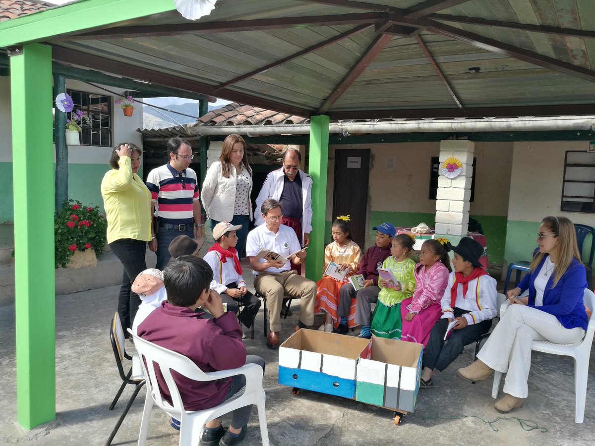 Corpoboyaca's tweet photo. Nuestro director Ing. José Ricardo López Dulcey entrega un Kiosko de lectura en la sede rural de la IE Técnica industrial Minera en Socotacito Alto https://t.co/3nCshrQ9Ip