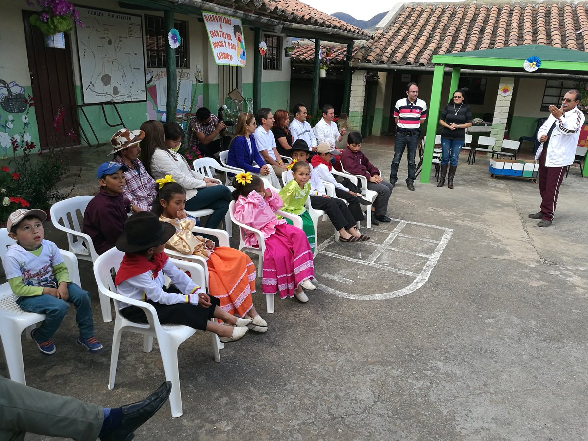 Corpoboyaca's tweet photo. Nuestro director Ing. José Ricardo López Dulcey entrega un Kiosko de lectura en la sede rural de la IE Técnica industrial Minera en Socotacito Alto https://t.co/3nCshrQ9Ip