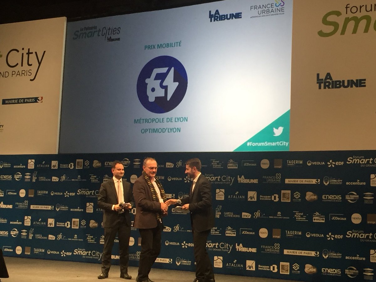 JWackenheim's tweet photo. Julien Guez DG @FNTP_info remet le prix #mobilitรฉ ๐๐ฒ๐๐๐ผโโ๏ธ๐ถ๐ผโโ๏ธ ร la #Metropole du @grandlyon pour #Optimodlyon ๐ฆ lors du #ForumSmartCity #transport https://t.co/Y1BxsFE7te
