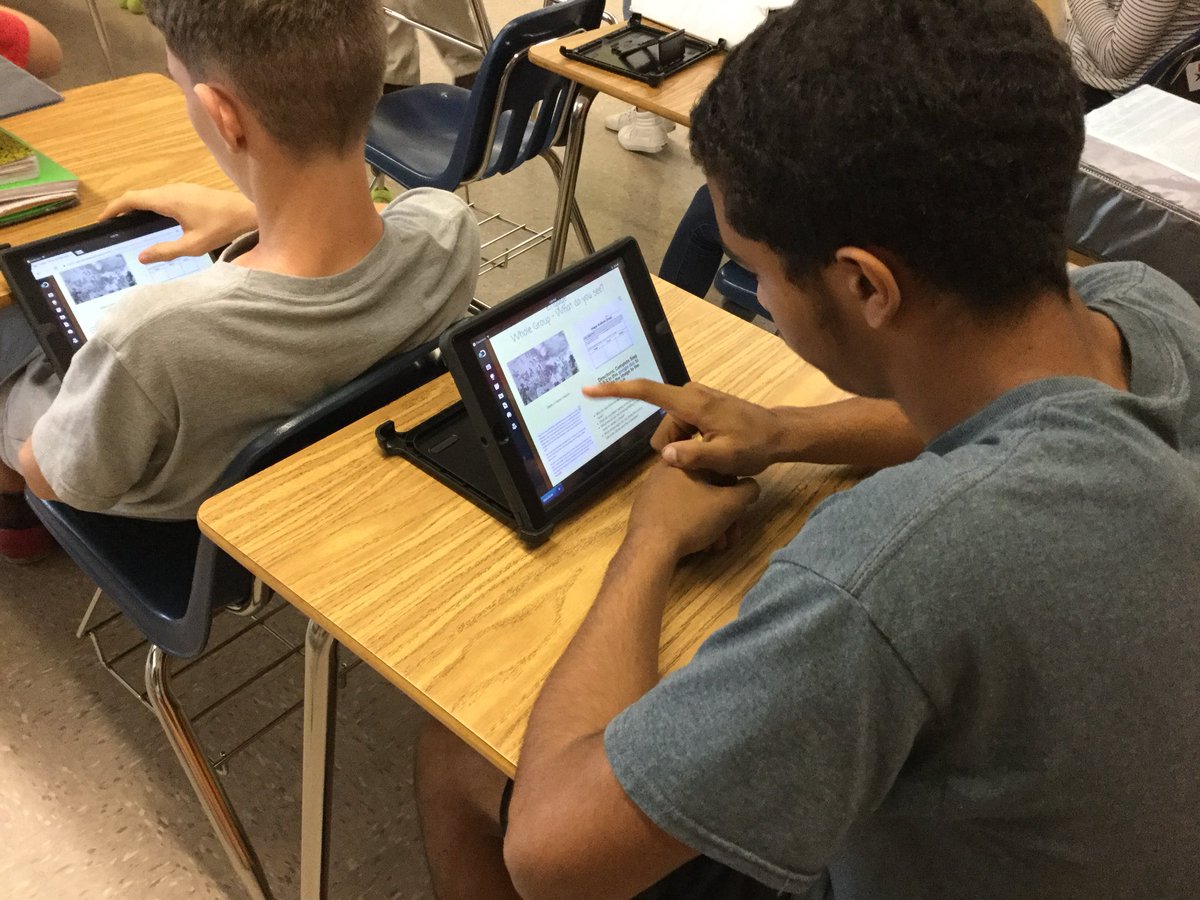 Lecanto_Middle's tweet photo. .@Mr_Frechette Ss discovering and learning with their digital curriculum on the American Revolution .  Thanks to Tom Turner from Discovery Education. @SocialStudiesCC #WeAreLMS https://t.co/RSdUMLFbyz