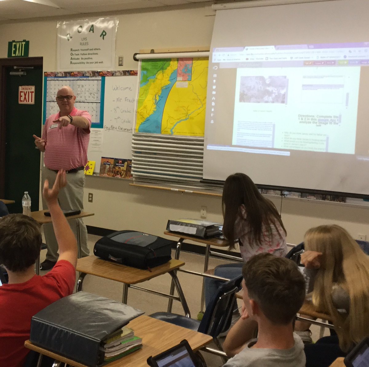 Lecanto_Middle's tweet photo. .@Mr_Frechette Ss discovering and learning with their digital curriculum on the American Revolution .  Thanks to Tom Turner from Discovery Education. @SocialStudiesCC #WeAreLMS https://t.co/RSdUMLFbyz