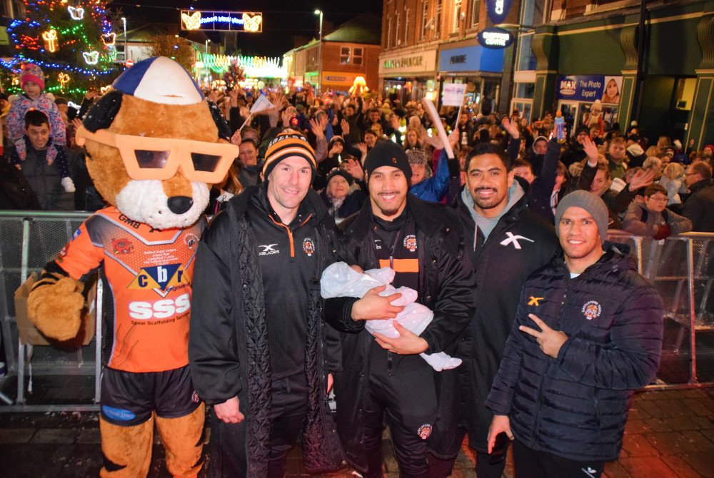 Thousands turned out for #Castleford Christmas Light Switch On 2017: pontefractandcastleford.co.uk/family-events-…