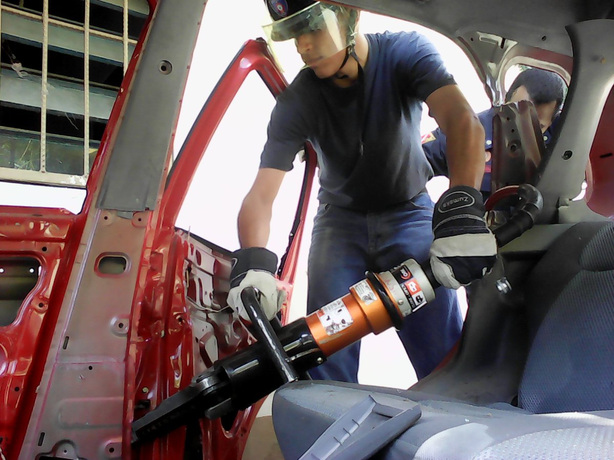 AcadBombCafetal's tweet photo. practica de extricacion por parte del #PNFBOMBERIL proceso I-2017 a cargo de @bomberos_dc @UniversidadUNES @gralcacioppo @benavidezj380 @VGRPC @AcadBombUNES https://t.co/NTZKBZiCvc