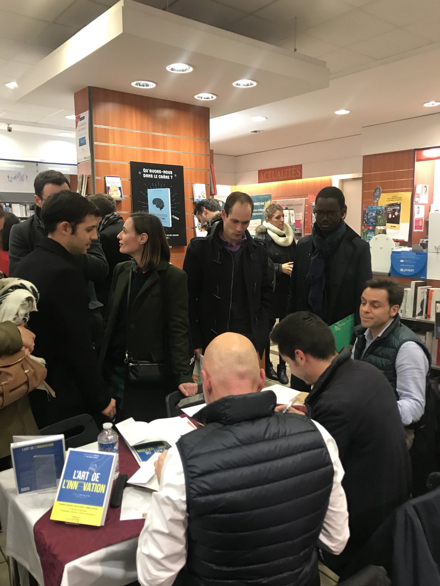 StyleByScarlett's tweet photo. Séance de dédicace ! Rdv chez Eyrolles pour L’art de l’innovation #innovationcommando #livre https://t.co/glkRtbvzgN