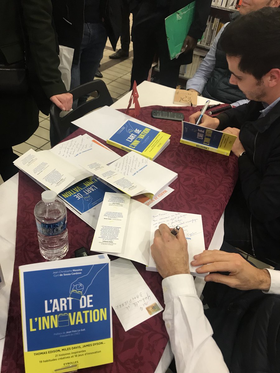 StyleByScarlett's tweet photo. Séance de dédicace ! Rdv chez Eyrolles pour L’art de l’innovation #innovationcommando #livre https://t.co/glkRtbvzgN
