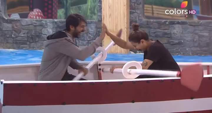 SalmanKhanCityy's tweet photo. the most entertaining scene of today's episode 😍❤❤

Both are cute ❤❤❤ #ShilpaShinde #HitenTejwani   #BiggBoss11 #BB11 https://t.co/9LGbYB8ocV