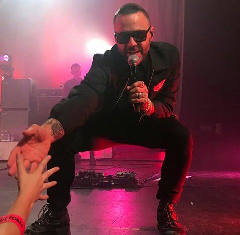 mphillips9878's tweet photo. I love this pic. Liam's little hand reaching for @Justin_5591 An amazing night once again with @blueoctober π #BlueOctober #LiamConnor #LittleManBigFan https://t.co/FpqsP2Eq98