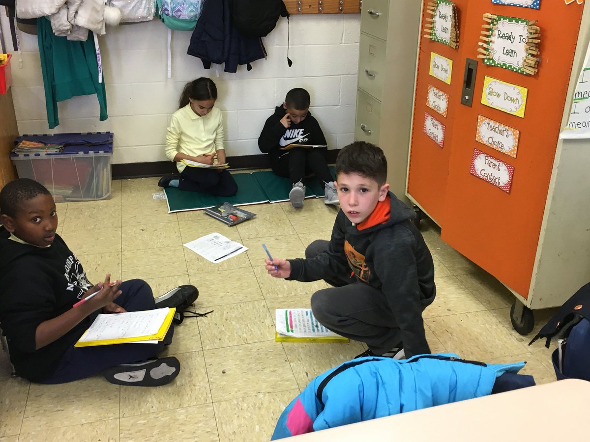 mnapoletano22's tweet photo. Students peer assess. 
#proudteacher #peerfeedback #writingcontinuum #studentsengagingstudents @THEPubSchool13 https://t.co/DYY43Pto2y