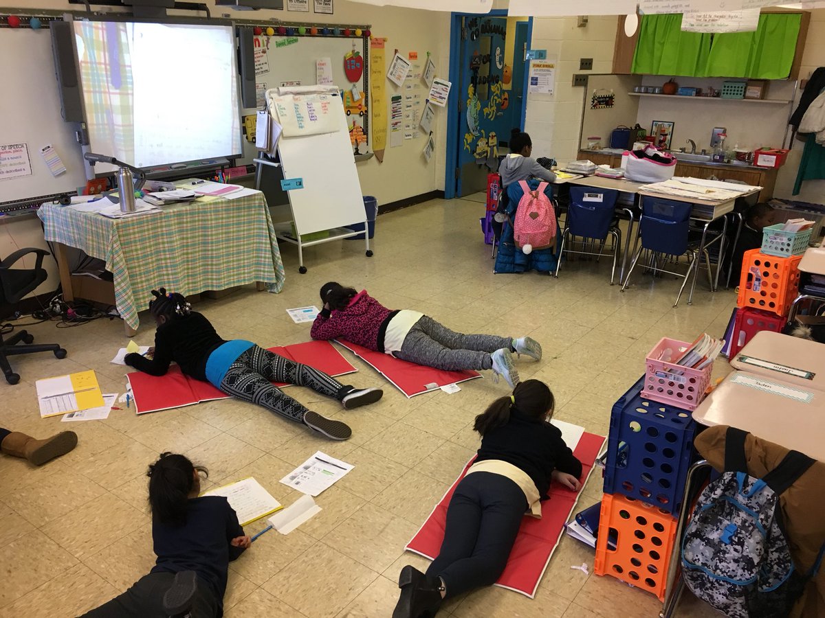 mnapoletano22's tweet photo. Students peer assess. 
#proudteacher #peerfeedback #writingcontinuum #studentsengagingstudents @THEPubSchool13 https://t.co/DYY43Pto2y
