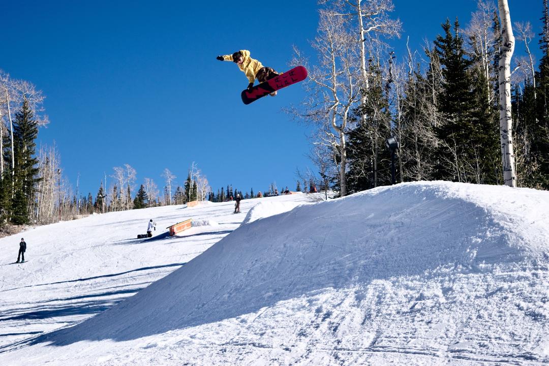 VisitCedarCity's tweet photo. Opening weekend has us feeling "fly"!!!  Plenty of memories made over the holiday weekend to start out the season!  #HelloWinter #HolidayWeekend #BrianHead #SkiBrianHead #SkiUtah https://t.co/srCAAqzIY3
