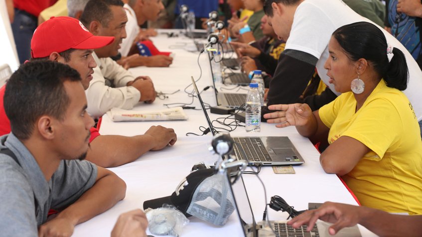 Nueva jornada del #CarnetDeLaPatria ▷ El Presidente de la República, Nicolás Maduro Moros, anunció una nueva #jornadadecarnetización para el año 2017.
goo.gl/j6f6Xw