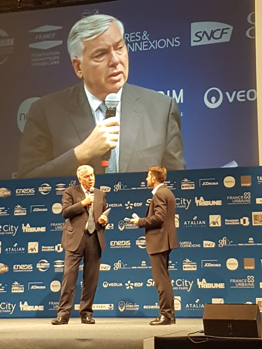 Forum Smart City la Tribune,  <a href="/vrouaix/">Rouaix Vincent</a> insiste sur l'importance des Métropoles moyennes dans le développement des Smart City en remettant le Prix aux villes de Béthune et Mulhouse.