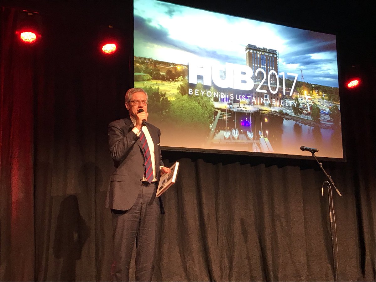 annsikrol's tweet photo. SĂ„ imponerad av Magnus Hall @VattenfallGroup prestation under #HUB2017 Han kör draknĂ€ste, talare pĂ„ stora scenen och nu historieberĂ€ttare om Ă
ngkraftverket i VĂ€sterĂ„s och dess jubileum. Inspirerande đđ»đđ»đđ» https://t.co/h0ei8AgyGC
