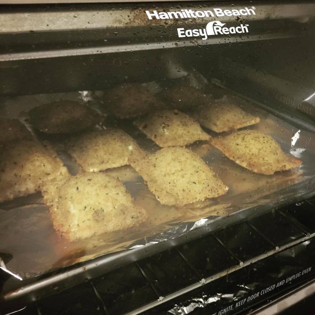 loss4gain's tweet photo. So tough working in an office that has a toaster oven in the kitchen. Someone is daily cooking up something that smells delicious, but 99% of the time it’s totally unhealthy. Turkey, carrots and blueberries for this guy today. #weightloss #losingweight #weightlossjourney #we… https://t.co/CnTOQIbGth