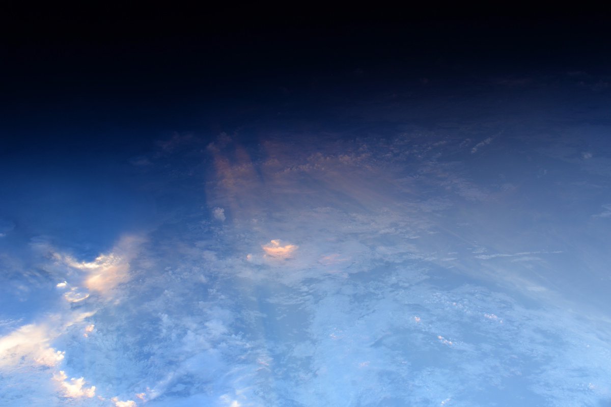 AstroKomrade's tweet photo. Sunrises are not just on the horizon, they are also played out in the streaks, long shadows and colors of the clouds below. https://t.co/qHTqzmt4WQ