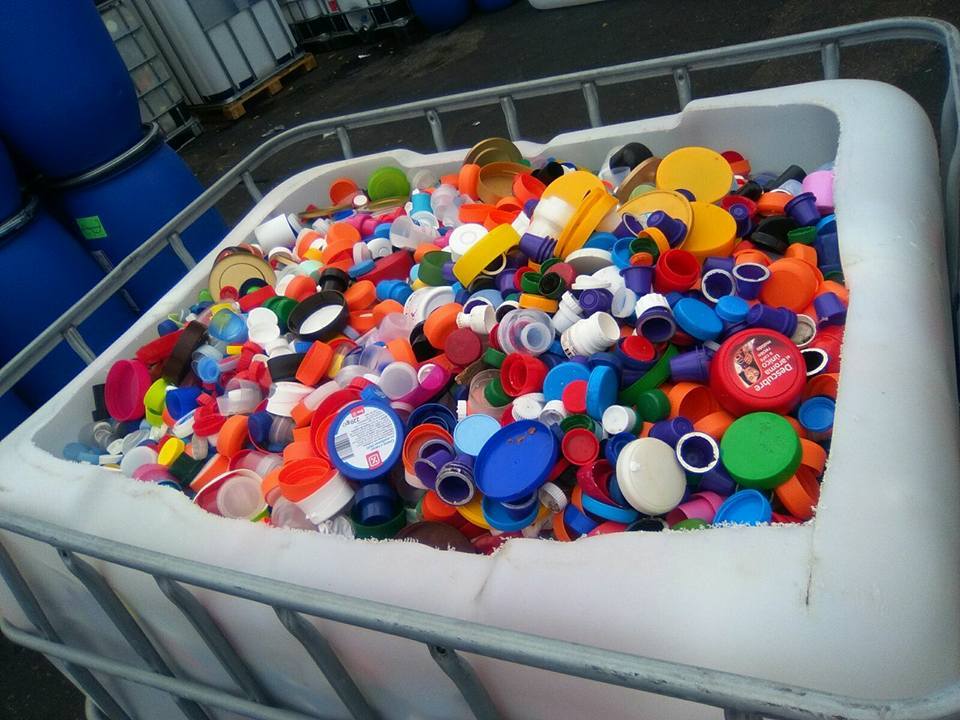 AsocNiosUspace's tweet photo. RECICLAJE Y SOLIDARIDAD UNIDOS DE LA MANO.NO TIRES LOS TAPONES EN ESTAS FECHAS Y AYUDANOS!!! https://t.co/fq305kzraw