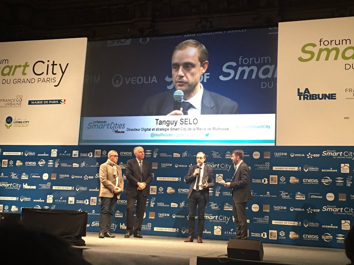 inetum_fra's tweet photo. #ForumSmartCity : notre PDG @vrouaix remet le prix #SmartCity de la "ville moyenne" aux villes de #Bethune et de #Mulhouse 👏🏻🏙 https://t.co/54cwj0W5c7