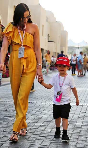Photos from Abu Dhabi GP facebook.com/pg/f1ladies/ph…