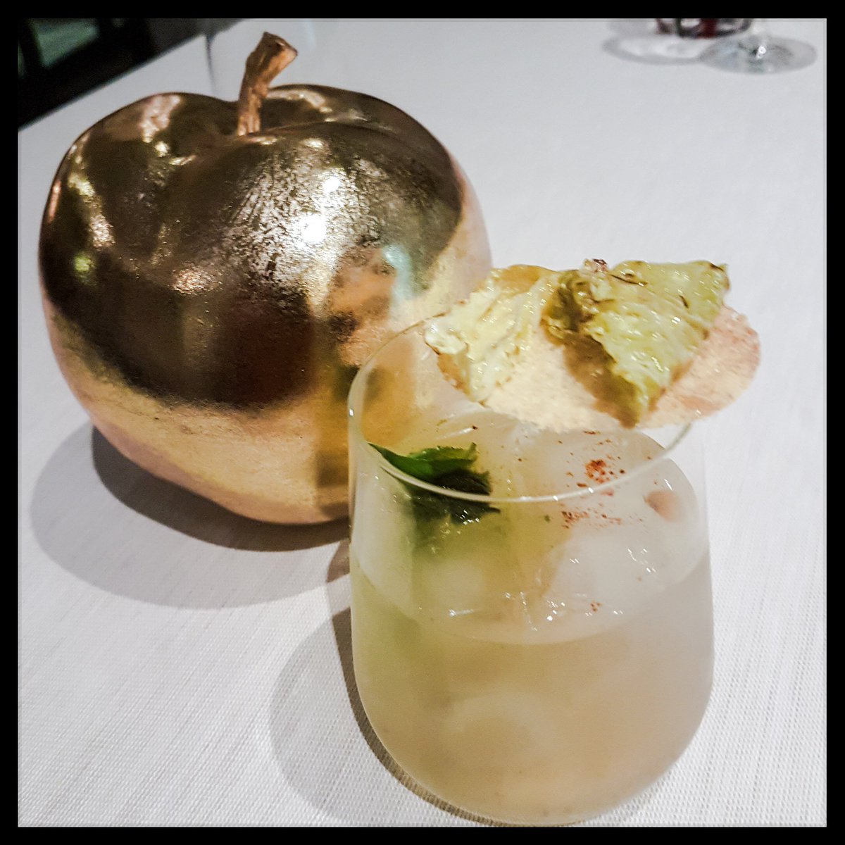 mariellacaruso's tweet photo. Un Bloody Mary gastronomico. L'ha realizzato @Danielcanzian  con #Giass al posto della vodka, acqua di pomodoro distillata, peperoncino, aceto balsamico e limone fresco, pesto alla genovese, basilico, pomodorino confit. Servito con crostino di verza e arancia #beregourmet https://t.co/0hWV46kreL