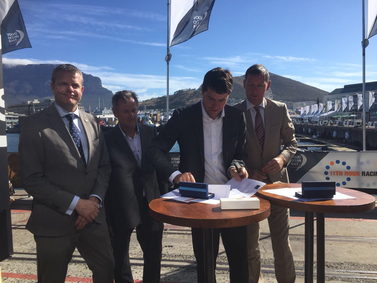 karstenklein's tweet photo. Drukke dag in Kaapstad. Bespreking met deputy mayor Neilson of @CityofCapeTown_ over samenwerking en ondertekening van vestiging van drie Z-Afrikaanse bedrijven in Den Haag. Goed voor 50 directe banen met mogelijke groei. @nfiaholland @TheHagueBiz @jcmnijland @HorbachBonnie https://t.co/rs18MlNBR0