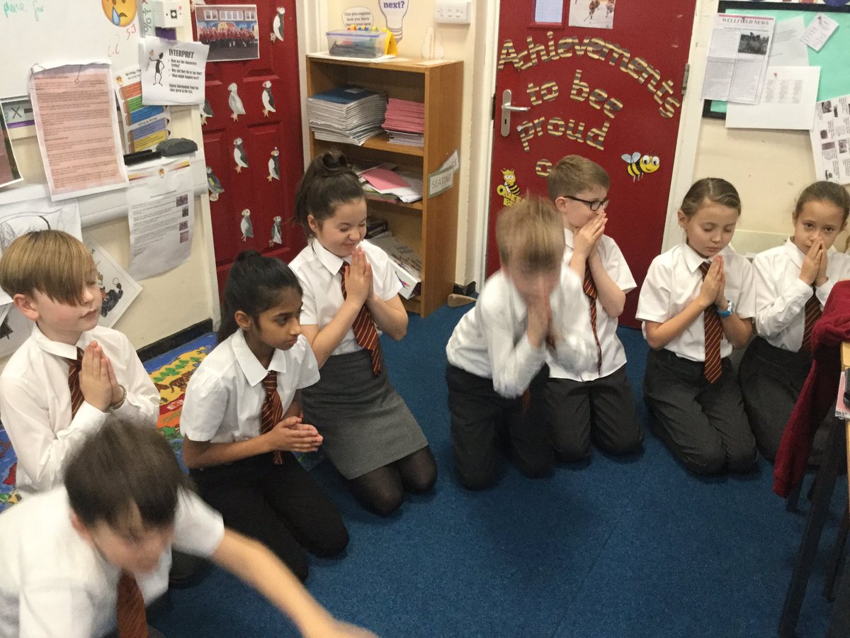 WellfieldMiddle's tweet photo. Year five reenacted the Islamic pilgrimage (Hajj) today. They wore white, cleansed their body, prayed and circled the Ka'bah seven times! #WMSRE #activelearning https://t.co/Fx1WGvWw3O
