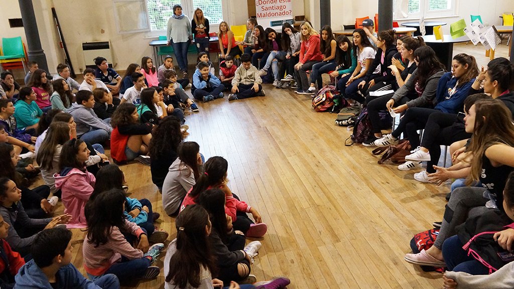 LiceoUNLP's tweet photo. La promoción 108 del @LiceoUNLP le “pasó la posta” a los ingresantes 2018 https://t.co/KwyMfBcOcy https://t.co/5sCkEbka1h