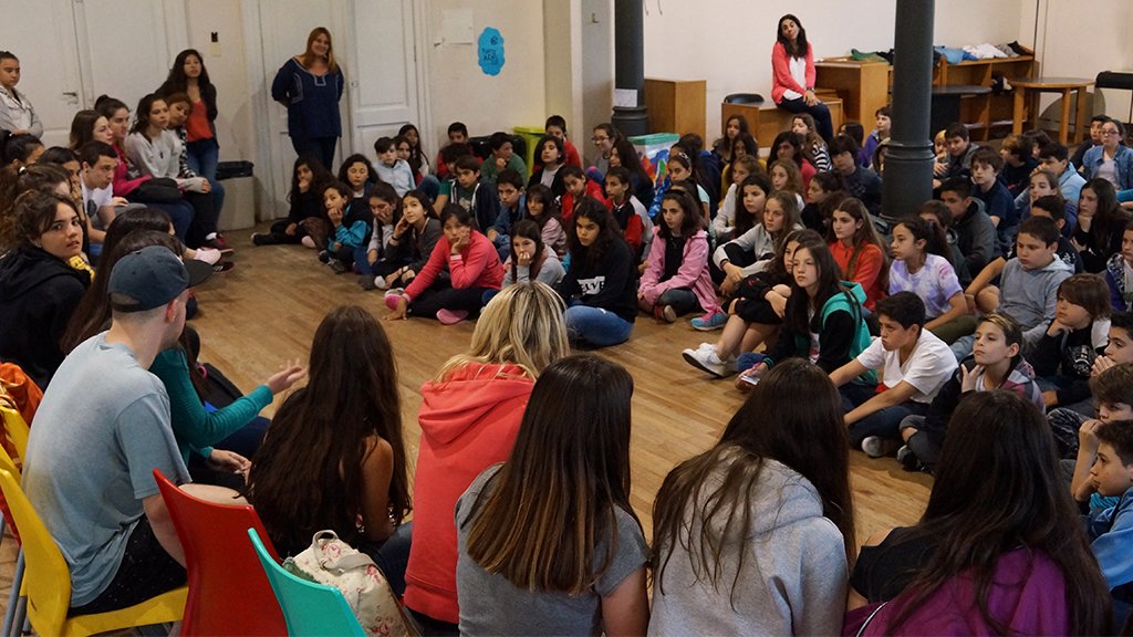 LiceoUNLP's tweet photo. La promoción 108 del @LiceoUNLP le “pasó la posta” a los ingresantes 2018 https://t.co/KwyMfBcOcy https://t.co/5sCkEbka1h