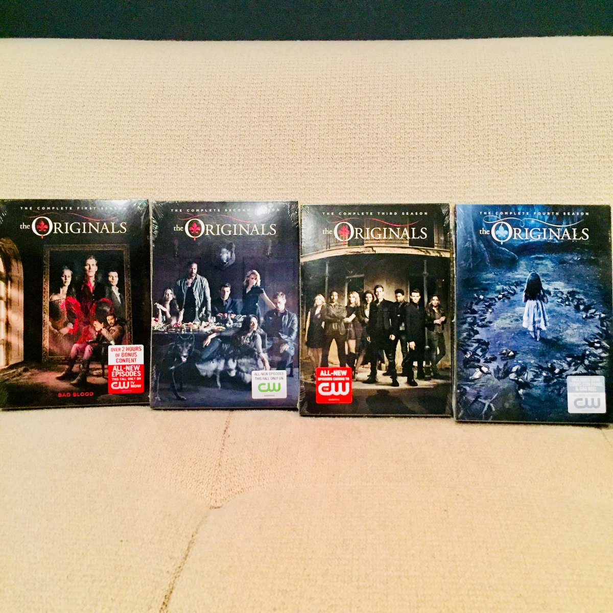 Today is Giving Tuesday! You know what that means... You send us a screenshot of your contribution to UNIDOS or tell us about your volunteer work and we'll pick a few people to give swag to ~ right now we have 4 DVD sets up for grabs!