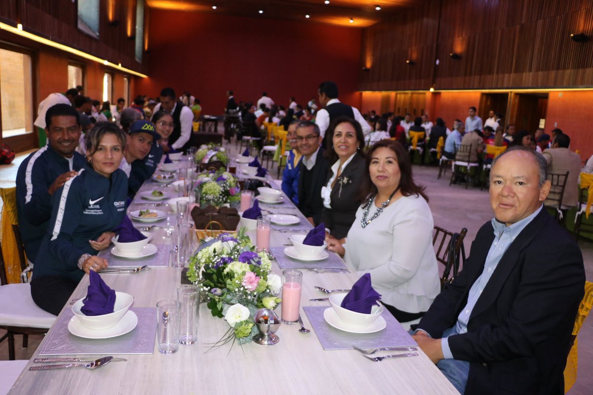 DEPORTE_GobOax's tweet photo. La #CECUDE realizó la tradicional comida-recepción con medallistas, #PED2017 y personalidades históricas del deporte estatal. @alejandromurat https://t.co/gipnXCFCBa