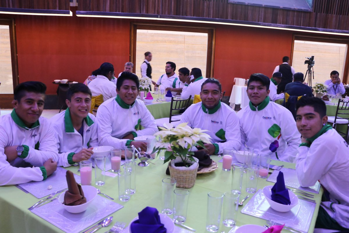 DEPORTE_GobOax's tweet photo. La #CECUDE realizó la tradicional comida-recepción con medallistas, #PED2017 y personalidades históricas del deporte estatal. @alejandromurat https://t.co/gipnXCFCBa