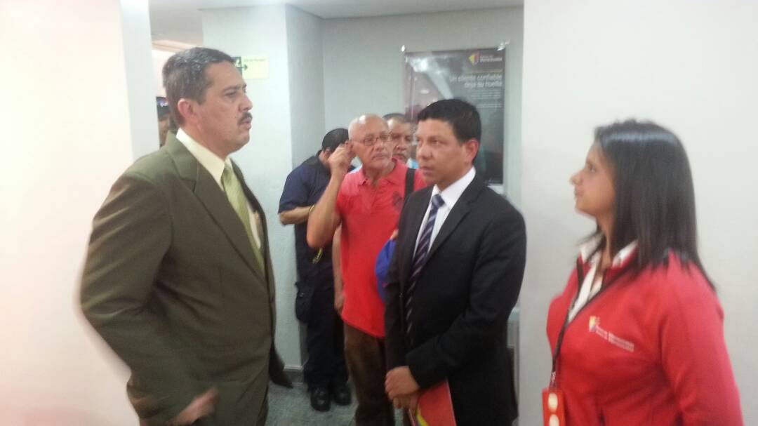 BcodeVenezuela's tweet photo. El personal que laborará en esta nueva oficina bancaria está integrado por un gerente de servicios, dos asesores de negocios, dos tesoreros y  cuatro asistentes de atención al cliente #InauguraciónBDV https://t.co/d61Z9dvWRN